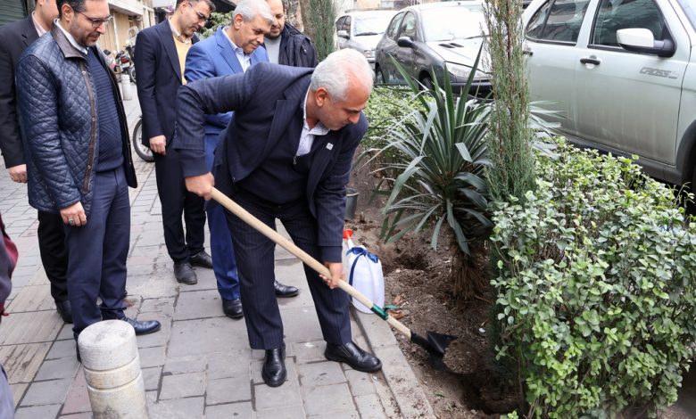 آیین درختکاری با حضور مدیرعامل شرکت نفت مناطق مرکزی ایران برگزار شد