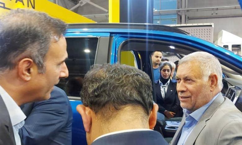 حسن پور در حاشیه بازدید از غرفه گروه بهمن در شانزدهمین نمایشگاه بین المللی صنعت خودرو در اصفهان: اتوبوس شهری گروه بهمن مورد نیاز کشور است