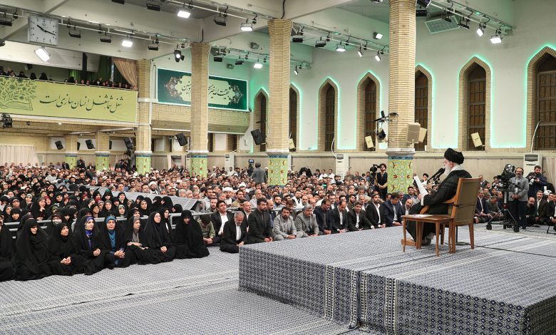 دیدار هزاران نفر از معلمان سراسر کشور با رهبر انقلاب