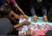 ۲۷ استاد و دانشجوی شهید؛ یادگار تلخ جنگ ۱۲ روزه ۲۷ استاد و دانشجوی شهید؛ یادگار تلخ جنگ ۱۲ روزه در جریان حمله رژیم صهیونیستی به ایران ۱۶ استاد دانشگاه و ۱۱ دانشجو به شهادت رسیدند. به گزارش خبرنگار مهر، در جریان جنگ ۱۲ روزه تحمیلی و حملات رژیم صهیونیستی به بخش‌های مختلف کشور، زندگی‌های بسیاری از دست رفت. در این ۱۲ روز در میان انفجارها و صدای شلیک پدافند، دانشگاه‌ها نیز خسارت‌هایی دیدند. ولی این خسارت‌ها، آسیب‌های فیزیکی نیستند؛ بلکه روح زنده دانشگاه‌ها یعنی اساتید و دانشجویان آسیب وارد شد و بعد از این صندلی ۲۷ استاد و دانشجو برای همیشه خالی خواهد ماند. بر اساس آمار رسمی اعلام‌شده در جریان تجاوزات اسرائیل، ۶۱۰ نفر شهید و ۴ هزار و ۷۴۶ نفر مجروح شده‌اند. بررسی‌های انجام گرفته نشان می‌دهد تا کنون ۱۶ استاد دانشگاه و ۱۱ دانشجو در اثر حملات رژیم صهیونیستی به شهادت رسیده‌اند. همچنین در میان اسامی اعلام شده ۹ نفر از متخصصان و دانش‌آموختگان دانشگاهی کشور نیز حضور دارند. این افراد بخشی از بدنه فکری و علمی کشور بودند. این استادان سال‌ها در حوزه تخصصی خود به خلق فکر و اندیشه مشغول بودند و دانشجویان در مسیر شکل‌گیری هویت علمی و حرفه‌ای خود قرار داشتند. مرگ آن‌ها صرفاً از دست رفتن چند نام نیست، بلکه بخشی از سرمایه انسانی و فکری کشور از دست رفته است. این گزارش به شناسایی و ثبت اسامی شهدای جامعه دانشگاهی می‌پردازد و داده‌های ارائه‌شده بر اساس اعلام دانشگاه‌ها و منابع رسمی گردآوری شده‌اند. فهرست شهدای دانشگاهی این حملات به شرح زیر است: اساتید دانشگاه ۱. محمد مهدی طهرانچی؛ استاد ممتاز دانشکده فیزیک دانشگاه شهید بهشتی و رئیس دانشگاه آزاد اسلامی ۲. دکتر احمدرضا ذوالفقاری؛ عضو هیئت علمی دانشگاه شهید بهشتی و مدیر مسئول فصلنامه فناوری و انرژی هسته‌ای ۳. عبدالحمید مینوچهر؛ عضو هیئت علمی و رئیس دانشکده مهندسی هسته‌ای دانشگاه شهید بهشتی و سردبیر در فصلنامه فناوری و انرژی هسته‌ای ۴. دکتر امیرحسین فقهی؛ عضو هیئت علمی دانشکده مهندسی هسته‌ای دانشگاه شهید بهشتی ۵. شهید فریدون عباسی دوانی؛ دکترای فیزیک هسته‌ای از دانشگاه شهید بهشتی و عضو هیئت علمی دانشگاه امام حسین ۶. دکتر اکبر مطلبی‌زاده؛ عضو هیئت‌علمی دانشگاه شهید بهشتی و مدرس فیزیک دانشگاه آزاد اسلامی یزد ۷. دکتر علی باکویی کتریمی؛ عضو هیئت‌علمی دانشگاه تربیت مدرس و مدیر گروه فیزیک اتمی و مولکولی ۸. دکتر سعید برجی؛ دکترای مکانیک و عضو هیئت علمی دانشگاه مالک اشتر ۹. دکتر منصور عسگری؛ استاد فیزیک عضو هیئت‌علمی دانشگاه جامع امام حسین ۱۰. غلامرضا کمانی؛ مدرس دانشگاه جامع علمی کاربردی استان تهران ۱۱. فاطمه صالحی؛ مدرس دانشگاه جامع علمی کاربردی استان البرز ۱۲. دکتر علی بکایی کریمی، محقق حوزه علوم مهندسی (اطلاعات بیشتری در دسترس نیست) ۱۳. دکتر محمدرضا صدیقی صابر؛ عضو هیئت‌علمی دانشگاه صنعتی مالک اشتر ۱۴. دکتر زهره رسولی؛ متخصص زنان و زایمان و عضو هیئت‌علمی دانشگاه علوم پزشکی قزوین (به همراه همسر و فرزندش به شهادت رسید) ۱۵. دکتر محمدحسین عزیزی؛ عضو هیئت علمی فرهنگستان علوم پزشکی و پزشک متخصص گوش، حلق و بینی ۱۶. دکتر مرضیه عسگری؛ استادیار طب نوزادی دانشگاه علوم پزشکی تهران دانشجویان ۱. سارا جودت؛ دانشجوی رشته عکاسی دانشکده پارس ۲. مهدی اکبری نسب دانشجوی مهندسی برق دانشگاه علم و صنعت (به همراه همسرش به شهادت رسید) ۳. فهیمه مقیمی دانشجوی کارشناسی ارشد علوم قرآن و حدیث دانشکده الهیات دانشگاه تهران (به همراه همسر و سه فرزند خردسالش به شهادت رسید) ۴. یاسمین باکوئی دانشجوی کارشناسی ارشد دانشگاه صنعتی شریف (به همراه پدر، مادر و برادرش به شهادت رسید) ۵. دکتر سید داوود شیروانی بروجنی، دستیار سال چهارم رشته طب عفونی دانشگاه علوم پزشکی تهران (در جریان حمله به زندان اوین به شهادت رسید) ۶. جواد افشاری؛ دانشجوی رشته مهندسی مکانیک مرکز آموزش علمی کاربردی خانه کارگر تبریز ۷. حمید عباسی؛ دانشجوی مرکز آموزش علمی‌کاربردی فرماندهی انتظامی استان لرستان ۸. حمید موسوی؛ دانشجوی رشته فناوری اطلاعات در مرکز آموزش علمی‌کاربردی سپاه حضرت محمد (ص) استان تهران شرق ۹. سینا سهامی؛ دانشجوی رشته حقوق در مرکز آموزش علمی‌کاربردی سپاه حضرت محمد (ص) استان تهران شرق ۱۰. کیوان پیری؛ دانشجوی مهندسی فناوری ایمنی سلامت محیط زیست در مرکز آموزش علمی‌کاربردی آریاگچ پلدختر لرستان ۱۱. عزیز سیفی آوارسین؛ دانشجوی رشته حقوق مرکز آموزش علمی‌کاربردی فاتب استان تهران شرق دانش آموختگان دانشگاه‌های مختلف ۱. دکتر سید ایثار طباطبایی قمشه دکترای مهندسی هسته‌ای دانشگاه شریف (به همراه همسرش شهید شد) ۲. دکتر سید مصطفی ساداتی ارمکی دکترای فیزیک دانشگاه شهید بهشتی (به همراه همسر و سه فرزند خردسالش به شهادت رسید) ۳. فرشته باقری؛ فرزند شهید محمد باقری و دانش‌آموخته دانشگاه علامه طباطبائی ۴. رسول نورمحمدزاده؛ دانش‌آموخته دانشگاه جامع علمی‌کاربردی استان آذربایجان شرقی ۵. دکتر مجید تجن جاری؛ متخصص هوش مصنوعی و برنامه‌نویسی و دکترای DBA از دانشگاه تهران ۶. مهندس محمدرضا ذاکریان دانش‌آموخته دانشگاه صنعتی اصفهان (به همراه همسر و دو فرزند خردسالش به شهادت رسید) ۷. علیرضا زینلی؛ دانش‌آموخته مهندسی شیمی دانشگاه صنعتی اصفهان (به همراه دختران خردسالش به شهادت رسید) ۸. دکتر مریم حجاری دوآبسری؛ دانش‌آموخته دندانپزشکی (به همراه همسرش دکتر مینوچهر به شهادت رسید) ۹. نجمه شمس‌بخش؛ علوم اجتماعی دانشگاه تهران و کارمند معاونت علمی و فناوری ریاست جمهوری و فرزند قائم‌مقام وزیر علوم