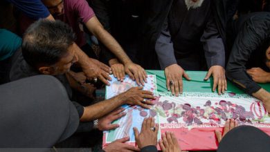 ۲۷ استاد و دانشجوی شهید؛ یادگار تلخ جنگ ۱۲ روزه ۲۷ استاد و دانشجوی شهید؛ یادگار تلخ جنگ ۱۲ روزه در جریان حمله رژیم صهیونیستی به ایران ۱۶ استاد دانشگاه و ۱۱ دانشجو به شهادت رسیدند. به گزارش خبرنگار مهر، در جریان جنگ ۱۲ روزه تحمیلی و حملات رژیم صهیونیستی به بخش‌های مختلف کشور، زندگی‌های بسیاری از دست رفت. در این ۱۲ روز در میان انفجارها و صدای شلیک پدافند، دانشگاه‌ها نیز خسارت‌هایی دیدند. ولی این خسارت‌ها، آسیب‌های فیزیکی نیستند؛ بلکه روح زنده دانشگاه‌ها یعنی اساتید و دانشجویان آسیب وارد شد و بعد از این صندلی ۲۷ استاد و دانشجو برای همیشه خالی خواهد ماند. بر اساس آمار رسمی اعلام‌شده در جریان تجاوزات اسرائیل، ۶۱۰ نفر شهید و ۴ هزار و ۷۴۶ نفر مجروح شده‌اند. بررسی‌های انجام گرفته نشان می‌دهد تا کنون ۱۶ استاد دانشگاه و ۱۱ دانشجو در اثر حملات رژیم صهیونیستی به شهادت رسیده‌اند. همچنین در میان اسامی اعلام شده ۹ نفر از متخصصان و دانش‌آموختگان دانشگاهی کشور نیز حضور دارند. این افراد بخشی از بدنه فکری و علمی کشور بودند. این استادان سال‌ها در حوزه تخصصی خود به خلق فکر و اندیشه مشغول بودند و دانشجویان در مسیر شکل‌گیری هویت علمی و حرفه‌ای خود قرار داشتند. مرگ آن‌ها صرفاً از دست رفتن چند نام نیست، بلکه بخشی از سرمایه انسانی و فکری کشور از دست رفته است. این گزارش به شناسایی و ثبت اسامی شهدای جامعه دانشگاهی می‌پردازد و داده‌های ارائه‌شده بر اساس اعلام دانشگاه‌ها و منابع رسمی گردآوری شده‌اند. فهرست شهدای دانشگاهی این حملات به شرح زیر است: اساتید دانشگاه ۱. محمد مهدی طهرانچی؛ استاد ممتاز دانشکده فیزیک دانشگاه شهید بهشتی و رئیس دانشگاه آزاد اسلامی ۲. دکتر احمدرضا ذوالفقاری؛ عضو هیئت علمی دانشگاه شهید بهشتی و مدیر مسئول فصلنامه فناوری و انرژی هسته‌ای ۳. عبدالحمید مینوچهر؛ عضو هیئت علمی و رئیس دانشکده مهندسی هسته‌ای دانشگاه شهید بهشتی و سردبیر در فصلنامه فناوری و انرژی هسته‌ای ۴. دکتر امیرحسین فقهی؛ عضو هیئت علمی دانشکده مهندسی هسته‌ای دانشگاه شهید بهشتی ۵. شهید فریدون عباسی دوانی؛ دکترای فیزیک هسته‌ای از دانشگاه شهید بهشتی و عضو هیئت علمی دانشگاه امام حسین ۶. دکتر اکبر مطلبی‌زاده؛ عضو هیئت‌علمی دانشگاه شهید بهشتی و مدرس فیزیک دانشگاه آزاد اسلامی یزد ۷. دکتر علی باکویی کتریمی؛ عضو هیئت‌علمی دانشگاه تربیت مدرس و مدیر گروه فیزیک اتمی و مولکولی ۸. دکتر سعید برجی؛ دکترای مکانیک و عضو هیئت علمی دانشگاه مالک اشتر ۹. دکتر منصور عسگری؛ استاد فیزیک عضو هیئت‌علمی دانشگاه جامع امام حسین ۱۰. غلامرضا کمانی؛ مدرس دانشگاه جامع علمی کاربردی استان تهران ۱۱. فاطمه صالحی؛ مدرس دانشگاه جامع علمی کاربردی استان البرز ۱۲. دکتر علی بکایی کریمی، محقق حوزه علوم مهندسی (اطلاعات بیشتری در دسترس نیست) ۱۳. دکتر محمدرضا صدیقی صابر؛ عضو هیئت‌علمی دانشگاه صنعتی مالک اشتر ۱۴. دکتر زهره رسولی؛ متخصص زنان و زایمان و عضو هیئت‌علمی دانشگاه علوم پزشکی قزوین (به همراه همسر و فرزندش به شهادت رسید) ۱۵. دکتر محمدحسین عزیزی؛ عضو هیئت علمی فرهنگستان علوم پزشکی و پزشک متخصص گوش، حلق و بینی ۱۶. دکتر مرضیه عسگری؛ استادیار طب نوزادی دانشگاه علوم پزشکی تهران دانشجویان ۱. سارا جودت؛ دانشجوی رشته عکاسی دانشکده پارس ۲. مهدی اکبری نسب دانشجوی مهندسی برق دانشگاه علم و صنعت (به همراه همسرش به شهادت رسید) ۳. فهیمه مقیمی دانشجوی کارشناسی ارشد علوم قرآن و حدیث دانشکده الهیات دانشگاه تهران (به همراه همسر و سه فرزند خردسالش به شهادت رسید) ۴. یاسمین باکوئی دانشجوی کارشناسی ارشد دانشگاه صنعتی شریف (به همراه پدر، مادر و برادرش به شهادت رسید) ۵. دکتر سید داوود شیروانی بروجنی، دستیار سال چهارم رشته طب عفونی دانشگاه علوم پزشکی تهران (در جریان حمله به زندان اوین به شهادت رسید) ۶. جواد افشاری؛ دانشجوی رشته مهندسی مکانیک مرکز آموزش علمی کاربردی خانه کارگر تبریز ۷. حمید عباسی؛ دانشجوی مرکز آموزش علمی‌کاربردی فرماندهی انتظامی استان لرستان ۸. حمید موسوی؛ دانشجوی رشته فناوری اطلاعات در مرکز آموزش علمی‌کاربردی سپاه حضرت محمد (ص) استان تهران شرق ۹. سینا سهامی؛ دانشجوی رشته حقوق در مرکز آموزش علمی‌کاربردی سپاه حضرت محمد (ص) استان تهران شرق ۱۰. کیوان پیری؛ دانشجوی مهندسی فناوری ایمنی سلامت محیط زیست در مرکز آموزش علمی‌کاربردی آریاگچ پلدختر لرستان ۱۱. عزیز سیفی آوارسین؛ دانشجوی رشته حقوق مرکز آموزش علمی‌کاربردی فاتب استان تهران شرق دانش آموختگان دانشگاه‌های مختلف ۱. دکتر سید ایثار طباطبایی قمشه دکترای مهندسی هسته‌ای دانشگاه شریف (به همراه همسرش شهید شد) ۲. دکتر سید مصطفی ساداتی ارمکی دکترای فیزیک دانشگاه شهید بهشتی (به همراه همسر و سه فرزند خردسالش به شهادت رسید) ۳. فرشته باقری؛ فرزند شهید محمد باقری و دانش‌آموخته دانشگاه علامه طباطبائی ۴. رسول نورمحمدزاده؛ دانش‌آموخته دانشگاه جامع علمی‌کاربردی استان آذربایجان شرقی ۵. دکتر مجید تجن جاری؛ متخصص هوش مصنوعی و برنامه‌نویسی و دکترای DBA از دانشگاه تهران ۶. مهندس محمدرضا ذاکریان دانش‌آموخته دانشگاه صنعتی اصفهان (به همراه همسر و دو فرزند خردسالش به شهادت رسید) ۷. علیرضا زینلی؛ دانش‌آموخته مهندسی شیمی دانشگاه صنعتی اصفهان (به همراه دختران خردسالش به شهادت رسید) ۸. دکتر مریم حجاری دوآبسری؛ دانش‌آموخته دندانپزشکی (به همراه همسرش دکتر مینوچهر به شهادت رسید) ۹. نجمه شمس‌بخش؛ علوم اجتماعی دانشگاه تهران و کارمند معاونت علمی و فناوری ریاست جمهوری و فرزند قائم‌مقام وزیر علوم