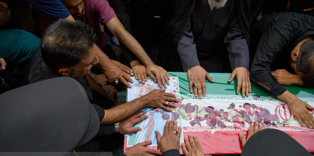 ۲۷ استاد و دانشجوی شهید؛ یادگار تلخ جنگ ۱۲ روزه ۲۷ استاد و دانشجوی شهید؛ یادگار تلخ جنگ ۱۲ روزه در جریان حمله رژیم صهیونیستی به ایران ۱۶ استاد دانشگاه و ۱۱ دانشجو به شهادت رسیدند. به گزارش خبرنگار مهر، در جریان جنگ ۱۲ روزه تحمیلی و حملات رژیم صهیونیستی به بخشهای مختلف کشور، زندگیهای بسیاری از دست رفت. در این ۱۲ روز در میان انفجارها و صدای شلیک پدافند، دانشگاهها نیز خسارتهایی دیدند. ولی این خسارتها، آسیبهای فیزیکی نیستند؛ بلکه روح زنده دانشگاهها یعنی اساتید و دانشجویان آسیب وارد شد و بعد از این صندلی ۲۷ استاد و دانشجو برای همیشه خالی خواهد ماند. بر اساس آمار رسمی اعلامشده در جریان تجاوزات اسرائیل، ۶۱۰ نفر شهید و ۴ هزار و ۷۴۶ نفر مجروح شدهاند. بررسیهای انجام گرفته نشان میدهد تا کنون ۱۶ استاد دانشگاه و ۱۱ دانشجو در اثر حملات رژیم صهیونیستی به شهادت رسیدهاند. همچنین در میان اسامی اعلام شده ۹ نفر از متخصصان و دانشآموختگان دانشگاهی کشور نیز حضور دارند. این افراد بخشی از بدنه فکری و علمی کشور بودند. این استادان سالها در حوزه تخصصی خود به خلق فکر و اندیشه مشغول بودند و دانشجویان در مسیر شکلگیری هویت علمی و حرفهای خود قرار داشتند. مرگ آنها صرفاً از دست رفتن چند نام نیست، بلکه بخشی از سرمایه انسانی و فکری کشور از دست رفته است. این گزارش به شناسایی و ثبت اسامی شهدای جامعه دانشگاهی میپردازد و دادههای ارائهشده بر اساس اعلام دانشگاهها و منابع رسمی گردآوری شدهاند. فهرست شهدای دانشگاهی این حملات به شرح زیر است: اساتید دانشگاه ۱. محمد مهدی طهرانچی؛ استاد ممتاز دانشکده فیزیک دانشگاه شهید بهشتی و رئیس دانشگاه آزاد اسلامی ۲. دکتر احمدرضا ذوالفقاری؛ عضو هیئت علمی دانشگاه شهید بهشتی و مدیر مسئول فصلنامه فناوری و انرژی هستهای ۳. عبدالحمید مینوچهر؛ عضو هیئت علمی و رئیس دانشکده مهندسی هستهای دانشگاه شهید بهشتی و سردبیر در فصلنامه فناوری و انرژی هستهای ۴. دکتر امیرحسین فقهی؛ عضو هیئت علمی دانشکده مهندسی هستهای دانشگاه شهید بهشتی ۵. شهید فریدون عباسی دوانی؛ دکترای فیزیک هستهای از دانشگاه شهید بهشتی و عضو هیئت علمی دانشگاه امام حسین ۶. دکتر اکبر مطلبیزاده؛ عضو هیئتعلمی دانشگاه شهید بهشتی و مدرس فیزیک دانشگاه آزاد اسلامی یزد ۷. دکتر علی باکویی کتریمی؛ عضو هیئتعلمی دانشگاه تربیت مدرس و مدیر گروه فیزیک اتمی و مولکولی ۸. دکتر سعید برجی؛ دکترای مکانیک و عضو هیئت علمی دانشگاه مالک اشتر ۹. دکتر منصور عسگری؛ استاد فیزیک عضو هیئتعلمی دانشگاه جامع امام حسین ۱۰. غلامرضا کمانی؛ مدرس دانشگاه جامع علمی کاربردی استان تهران ۱۱. فاطمه صالحی؛ مدرس دانشگاه جامع علمی کاربردی استان البرز ۱۲. دکتر علی بکایی کریمی، محقق حوزه علوم مهندسی (اطلاعات بیشتری در دسترس نیست) ۱۳. دکتر محمدرضا صدیقی صابر؛ عضو هیئتعلمی دانشگاه صنعتی مالک اشتر ۱۴. دکتر زهره رسولی؛ متخصص زنان و زایمان و عضو هیئتعلمی دانشگاه علوم پزشکی قزوین (به همراه همسر و فرزندش به شهادت رسید) ۱۵. دکتر محمدحسین عزیزی؛ عضو هیئت علمی فرهنگستان علوم پزشکی و پزشک متخصص گوش، حلق و بینی ۱۶. دکتر مرضیه عسگری؛ استادیار طب نوزادی دانشگاه علوم پزشکی تهران دانشجویان ۱. سارا جودت؛ دانشجوی رشته عکاسی دانشکده پارس ۲. مهدی اکبری نسب دانشجوی مهندسی برق دانشگاه علم و صنعت (به همراه همسرش به شهادت رسید) ۳. فهیمه مقیمی دانشجوی کارشناسی ارشد علوم قرآن و حدیث دانشکده الهیات دانشگاه تهران (به همراه همسر و سه فرزند خردسالش به شهادت رسید) ۴. یاسمین باکوئی دانشجوی کارشناسی ارشد دانشگاه صنعتی شریف (به همراه پدر، مادر و برادرش به شهادت رسید) ۵. دکتر سید داوود شیروانی بروجنی، دستیار سال چهارم رشته طب عفونی دانشگاه علوم پزشکی تهران (در جریان حمله به زندان اوین به شهادت رسید) ۶. جواد افشاری؛ دانشجوی رشته مهندسی مکانیک مرکز آموزش علمی کاربردی خانه کارگر تبریز ۷. حمید عباسی؛ دانشجوی مرکز آموزش علمیکاربردی فرماندهی انتظامی استان لرستان ۸. حمید موسوی؛ دانشجوی رشته فناوری اطلاعات در مرکز آموزش علمیکاربردی سپاه حضرت محمد (ص) استان تهران شرق ۹. سینا سهامی؛ دانشجوی رشته حقوق در مرکز آموزش علمیکاربردی سپاه حضرت محمد (ص) استان تهران شرق ۱۰. کیوان پیری؛ دانشجوی مهندسی فناوری ایمنی سلامت محیط زیست در مرکز آموزش علمیکاربردی آریاگچ پلدختر لرستان ۱۱. عزیز سیفی آوارسین؛ دانشجوی رشته حقوق مرکز آموزش علمیکاربردی فاتب استان تهران شرق دانش آموختگان دانشگاههای مختلف ۱. دکتر سید ایثار طباطبایی قمشه دکترای مهندسی هستهای دانشگاه شریف (به همراه همسرش شهید شد) ۲. دکتر سید مصطفی ساداتی ارمکی دکترای فیزیک دانشگاه شهید بهشتی (به همراه همسر و سه فرزند خردسالش به شهادت رسید) ۳. فرشته باقری؛ فرزند شهید محمد باقری و دانشآموخته دانشگاه علامه طباطبائی ۴. رسول نورمحمدزاده؛ دانشآموخته دانشگاه جامع علمیکاربردی استان آذربایجان شرقی ۵. دکتر مجید تجن جاری؛ متخصص هوش مصنوعی و برنامهنویسی و دکترای DBA از دانشگاه تهران ۶. مهندس محمدرضا ذاکریان دانشآموخته دانشگاه صنعتی اصفهان (به همراه همسر و دو فرزند خردسالش به شهادت رسید) ۷. علیرضا زینلی؛ دانشآموخته مهندسی شیمی دانشگاه صنعتی اصفهان (به همراه دختران خردسالش به شهادت رسید) ۸. دکتر مریم حجاری دوآبسری؛ دانشآموخته دندانپزشکی (به همراه همسرش دکتر مینوچهر به شهادت رسید) ۹. نجمه شمسبخش؛ علوم اجتماعی دانشگاه تهران و کارمند معاونت علمی و فناوری ریاست جمهوری و فرزند قائممقام وزیر علوم