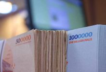 ابزار‌های نوین تامین مالی؛ راهکاری برای حمایت هدفمند از تولید و مهار تورم ابزار‌های نوین تامین مالی؛ راهکاری برای حمایت هدفمند از تولید و مهار تورم بانک مرکزی با استفاده از ابزار‌های نوین تامین مالی، در حال اجرای سیاستی هدفمند برای تزریق منابع به بخش‌های اولویت‌دار اقتصاد است. کد خبر : ۱۷۶۹۷۲ به گزارش خبرنگار ایبنا، روند تسهیلات‌دهی شبکه بانکی در سه‌ماهه نخست سال ۱۴۰۴ با رشد ۴۲.۸ درصدی نسبت به مدت مشابه سال قبل همراه بود که این موضوع، نقش موثری در تامین مالی اقتصاد کشور ایفا کرده است. کارشناسان و فعالان اقتصادی نیز این عملکرد را مثبت ارزیابی کرده و آن را گامی موثر در جهت حمایت از تولید، کنترل نقدینگی و مهار تورم دانسته‌اند. کارشناسان معتقدند این رویکرد بانک مرکزی که تامین سرمایه در گردش بخش صنعت و معدن را نیز در اولویت قرار داده، زمینه‌ساز بهبود فضای کسب‌وکار و افزایش تولید است. بسیاری از فعالان اقتصادی در تحلیل‌های اخیر خود در گفت‌وگو با خبرنگار ایبنا بر نقش اثرگذار بانک مرکزی در کنترل رشد نقدینگی و کاهش تورم تأکید کرده‌اند. آنها بر این باورند که بانک مرکزی توانسته با اجرای سیاست‌های هدفمند مثل تعیین سقف رشد نقدینگی، عملیات بازار باز و نظارت بر ترازنامه بانکها، ضمن حفظ ثبات اقتصادی، فشار تورم را کاهش دهد و روند نزولی تورم نقطه به نقطه کالا‌ها و خدمات را تسریع بخشد. سیاست انبساطی هدفمند و رشد ۴۲ درصدی تسهیلات بانکی امین شاکری، نایب رئیس کمیسیون اقتصاد کلان اتاق بازرگانی ایران معتقد است افزایش ۴۲.۸ درصدی حجم تسهیلات بانکی در سه ماهه اول سال ۱۴۰۴ نشان‌دهنده سیاست انبساطی است، اما نه به صورت گسترده و بی‌ضابطه، بلکه تامین مالی هدفمند بخش‌های مولد اقتصاد به ویژه در شرایط رکود. به گفته وی، بانک مرکزی مسیر تسهیلات را به سمت پروژه‌های با بازده واقعی و تولید هدایت کرده تا نقدینگی ایجادشده به سرعت به شبکه بانکی بازگردد و فشار تورمی کاهش یابد. یکی از اقدامات کلیدی بانک مرکزی، تعیین سقف برای رشد ترازنامه بانکهاست. این اقدام از خلق پول بی‌پشتوانه جلوگیری کرده و سلامت نظام بانکی و کارایی اقتصادی را افزایش می‌دهد. کنترل انتظارات تورمی و ثبات اقتصاد کلان شاکری تاکید دارد که سیاست‌های محدودکننده رشد ترازنامه دو اثر مهم دارد: اول کاهش خلق پول بی‌رویه و تخصیص تسهیلات به طرح‌های اقتصادی توجیه‌پذیر و دوم؛ کنترل انتظارات تورمی از طریق مدیریت شفاف نقدینگی. وی معتقد است این سیاست‌ها موجب کاهش فشار بر نرخ ارز شده و ثبات نسبی بازار ارز را تقویت می‌کند، حتی در شرایط تحریم و تنش‌های ژئوپلیتیکی. حمایت مجلس از ابزار‌های نوین مالی جعفر قادری، رئیس کمیسیون حمایت از تولید ملی مجلس شورای اسلامی نیز بر ضرورت توسعه تامین مالی غیرتورمی به کمک ابزار‌های نوین تاکید کرده و ابزار‌هایی مانند اوراق مرابحه ارزی، اوراق گام و برات الکترونیکی را گام‌های مهمی در این مسیر می‌داند. وی همچنین به اصلاح قوانین مرتبط جهت استفاده از سپرده‌های ارزی برای کاهش موانع واردات خودرو اشاره کرد که در کمیسیون حمایت از تولید ملی در حال بررسی است و پس از تصویب، اجرای آن کلید خواهد خورد. تنوع ابزار‌های تامین مالی در بانک مرکزی بانک مرکزی با تاکید بر تنوع‌بخشی به ابزار‌های تامین مالی، استفاده از روش‌های نوین را در اولویت برنامه‌های خود قرار داده است. اسماعیل محمدجانی، مدیر اداره تامین مالی زنجیره تولید بانک مرکزی، در تشریح جزییات عملکرد این ابزار‌ها اعلام کرد که تاکنون نزدیک به ۹۹ هزار میلیارد تومان اوراق گام صادر شده است. این اوراق در سال ۱۴۰۳ با رشد ۶۲ درصدی رو‌به‌رو شده و هدف‌گذاری برای سال ۱۴۰۴، تامین مالی به میزان حدود ۲۲۰ هزار میلیارد تومان با این ابزار است. از جمله دیگر ابزار‌های نوین معرفی شده، کارت رفاهی متصل به اوراق گام است که به تازگی وارد بازار شده و برای تامین مالی خانوار‌ها و بنگاه‌های اقتصادی طراحی شده است. سقف اعتبار این کارت ۳۰۰ میلیون تومان بوده و کارمزد خدمات آن حداکثر به ۵.۲ درصد میرسد. تاکنون بیش از ۱۴ هزار و ۵۰۰ کارت صادر شده است. محمدجانی در مورد فکتورینگ نیز توضیح داد که این ابزار با همکاری دولت، بانک‌ها و پیمانکاران به منظور فاکتورینگ مطالبات پیمانکاران پروژه‌های عمرانی فراهم شده است. برای سال ۱۴۰۴ سهمیه‌ای معادل ۵۰ هزار میلیارد تومان برای این روش تامین مالی تعیین شده و پس از نهایی شدن سامانه‌های مربوطه، فرایند فکتورینگ به صورت آنلاین اجرا خواهد شد. برات الکترونیکی، که از سال ۱۴۰۱ در نظام بانکی فعال شده نیز از دیگر روش‌های مورد استفاده است. این ابزار تاکنون توانسته حدود ۲ هزار و ۳۰۰ میلیارد تومان اعتبار ایجاد کند. همچنین، گواهی سپرده خاص مدت‌دار با مجوز قانونی، امکان تامین مالی بنگاه‌های اقتصادی را فراهم کرده است. تاکنون ۹ هزار میلیارد تومان از این ظرفیت به بنگاه‌ها اختصاص یافته و پیش‌بینی شده در سال جاری تا ۲۵۰ هزار میلیارد تومان از طریق این ابزار تامین مالی صورت گیرد. به گفته مدیر اداره تامین مالی زنجیره تولید بانک مرکزی، توسعه و تنوع‌بخشی به این ابزار‌ها نقش مهمی در تامین مالی هدفمند با حداقل فشار تورمی دارد و بانک مرکزی تلاش می‌کند ضمن تسهیل این فرایندها، زمینه بهره‌برداری گسترده‎تر از این روش‌های نوین را برای فعالان اقتصادی فراهم کند. کاهش آثار تورمی با روش‌های نوین پرداخت تسهیلات غلامرضا شریعتی، عضو کمیسیون عمران مجلس نیز در این خصوص اظهار کرد: اقدام بانک مرکزی در اعطای تسهیلات به واحد‌های صنعتی و تولیدی با استفاده از روش‌های جدید مالی همچون اوراق گام و فکتورینگ و ...، مطابق با قانون تأمین مالی واحد‌های تولیدی انجام می‌شود. بر این اساس اقدام بانک مرکزی در اعطای تسهیلات به روش‌های نوین، اقدامی پسندیده و بجاست و مجلس از این اقدام حمایت می‌کند. به گفته این نماینده مجلس استفاده از روش‌های نوین برای پرداخت تسهیلات باعث می‌شود تا وام‌ها و تسهیلات در نظر گرفته شده در محل مورد نظر هزینه شود و از آثار تورمی و مخرب آن در جامعه نیز جلوگیری شود. شریعتی خاطرنشان کرد: مجلس در قانون تأمین مالی واحد‌های تولیدی استفاده از ابزار‌های جدید مالی برای اعطای تسهیلات به این واحد‌ها را پیش‌بینی کرده و امروز شاهد اجرای آن توسط بانک مرکزی هستیم. این اقدام می‌تواند ضمن کمک به واحد‌های تولیدی و رشد اقتصادی کشور، باعث کاهش تورم در جامعه نیز شود. لزوم حمایت همه جانبه مسئولان از اقدامات اخیر بانک مرکزی سید عبدالکریم هاشمی نخل ابراهیمی، عضو کمیسیون برنامه، بودجه و محاسبات مجلس معتقد است: پرداخت تسهیلات به واحد‌های تولیدی به روش‌های تامین مالی غیرتورمی توسط بانک مرکزی اقدامی ارزشمند و قابل حمایت است که همه مسئولان باید از آن حمایت کنند. وی ادامه داد: استفاده از شیوه‌های جدید بانکی برای پرداخت تسهیلات و اعطای وام به واحد‌های تولیدی براساس برنامه و به صورت هدفمند باعث کاهش چشمگیر تورم در جامعه می‌شود. در واقع اگر بخواهیم تولید پررونق و صادرات‌محور داشته باشیم باید تسهیلات را با برنامه و به صورت هدفمند پرداخت کنیم و اقدام بانک مرکزی در استفاده از شیوه‌های نوین بانکی برای پرداخت تسهیلات گامی مهم در این مسیر است. به گفته این نماینده مجلس اگر به اقدامات کشور‌های موفق در حوزه تولید بنگریم، می‌بینیم که آنها نیز این موضوع را سرلوحه کار خود قرار داده‌اند و توانسته‌اند از طریق مدیریت پرداخت تسهیلات و اولویت‌بندی در این حوزه و استفاده از روش‌های نوین تامین مالی غیرتورمی به اهداف خود یعنی رونق اقتصادی و رشد تولید دست پیدا کنند. نقش کلیدی بانک مرکزی در تعادل‌بخشی به اقتصاد در پایان با نگاهی به عملکرد بانک مرکزی در سال ۱۴۰۴ با رشد قابل توجه تسهیلات‌دهی؛ تمرکز ویژه بر حمایت از تولید و کنترل هوشمندانه نقدینگی موفقیت آمیز بوده است. این عملکرد مطلوب، سبب شده است که بانک مرکزی نقش کلیدی در تعادل‌بخشی به اقتصاد کشور ایفا کند و زمینه‌ساز رشد پایدار و ثبات اقتصادی شود. این ارزیابی‎ ها نشان می‌دهد که سیاست‌های پولی و اعتباری بانک مرکزی به‌درستی در راستای تحقق اهداف اقتصادی و حمایت از تولید ملی طراحی و اجرا شده است.