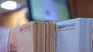 ابزار‌های نوین تامین مالی؛ راهکاری برای حمایت هدفمند از تولید و مهار تورم ابزار‌های نوین تامین مالی؛ راهکاری برای حمایت هدفمند از تولید و مهار تورم بانک مرکزی با استفاده از ابزار‌های نوین تامین مالی، در حال اجرای سیاستی هدفمند برای تزریق منابع به بخش‌های اولویت‌دار اقتصاد است. کد خبر : ۱۷۶۹۷۲ به گزارش خبرنگار ایبنا، روند تسهیلات‌دهی شبکه بانکی در سه‌ماهه نخست سال ۱۴۰۴ با رشد ۴۲.۸ درصدی نسبت به مدت مشابه سال قبل همراه بود که این موضوع، نقش موثری در تامین مالی اقتصاد کشور ایفا کرده است. کارشناسان و فعالان اقتصادی نیز این عملکرد را مثبت ارزیابی کرده و آن را گامی موثر در جهت حمایت از تولید، کنترل نقدینگی و مهار تورم دانسته‌اند. کارشناسان معتقدند این رویکرد بانک مرکزی که تامین سرمایه در گردش بخش صنعت و معدن را نیز در اولویت قرار داده، زمینه‌ساز بهبود فضای کسب‌وکار و افزایش تولید است. بسیاری از فعالان اقتصادی در تحلیل‌های اخیر خود در گفت‌وگو با خبرنگار ایبنا بر نقش اثرگذار بانک مرکزی در کنترل رشد نقدینگی و کاهش تورم تأکید کرده‌اند. آنها بر این باورند که بانک مرکزی توانسته با اجرای سیاست‌های هدفمند مثل تعیین سقف رشد نقدینگی، عملیات بازار باز و نظارت بر ترازنامه بانکها، ضمن حفظ ثبات اقتصادی، فشار تورم را کاهش دهد و روند نزولی تورم نقطه به نقطه کالا‌ها و خدمات را تسریع بخشد. سیاست انبساطی هدفمند و رشد ۴۲ درصدی تسهیلات بانکی امین شاکری، نایب رئیس کمیسیون اقتصاد کلان اتاق بازرگانی ایران معتقد است افزایش ۴۲.۸ درصدی حجم تسهیلات بانکی در سه ماهه اول سال ۱۴۰۴ نشان‌دهنده سیاست انبساطی است، اما نه به صورت گسترده و بی‌ضابطه، بلکه تامین مالی هدفمند بخش‌های مولد اقتصاد به ویژه در شرایط رکود. به گفته وی، بانک مرکزی مسیر تسهیلات را به سمت پروژه‌های با بازده واقعی و تولید هدایت کرده تا نقدینگی ایجادشده به سرعت به شبکه بانکی بازگردد و فشار تورمی کاهش یابد. یکی از اقدامات کلیدی بانک مرکزی، تعیین سقف برای رشد ترازنامه بانکهاست. این اقدام از خلق پول بی‌پشتوانه جلوگیری کرده و سلامت نظام بانکی و کارایی اقتصادی را افزایش می‌دهد. کنترل انتظارات تورمی و ثبات اقتصاد کلان شاکری تاکید دارد که سیاست‌های محدودکننده رشد ترازنامه دو اثر مهم دارد: اول کاهش خلق پول بی‌رویه و تخصیص تسهیلات به طرح‌های اقتصادی توجیه‌پذیر و دوم؛ کنترل انتظارات تورمی از طریق مدیریت شفاف نقدینگی. وی معتقد است این سیاست‌ها موجب کاهش فشار بر نرخ ارز شده و ثبات نسبی بازار ارز را تقویت می‌کند، حتی در شرایط تحریم و تنش‌های ژئوپلیتیکی. حمایت مجلس از ابزار‌های نوین مالی جعفر قادری، رئیس کمیسیون حمایت از تولید ملی مجلس شورای اسلامی نیز بر ضرورت توسعه تامین مالی غیرتورمی به کمک ابزار‌های نوین تاکید کرده و ابزار‌هایی مانند اوراق مرابحه ارزی، اوراق گام و برات الکترونیکی را گام‌های مهمی در این مسیر می‌داند. وی همچنین به اصلاح قوانین مرتبط جهت استفاده از سپرده‌های ارزی برای کاهش موانع واردات خودرو اشاره کرد که در کمیسیون حمایت از تولید ملی در حال بررسی است و پس از تصویب، اجرای آن کلید خواهد خورد. تنوع ابزار‌های تامین مالی در بانک مرکزی بانک مرکزی با تاکید بر تنوع‌بخشی به ابزار‌های تامین مالی، استفاده از روش‌های نوین را در اولویت برنامه‌های خود قرار داده است. اسماعیل محمدجانی، مدیر اداره تامین مالی زنجیره تولید بانک مرکزی، در تشریح جزییات عملکرد این ابزار‌ها اعلام کرد که تاکنون نزدیک به ۹۹ هزار میلیارد تومان اوراق گام صادر شده است. این اوراق در سال ۱۴۰۳ با رشد ۶۲ درصدی رو‌به‌رو شده و هدف‌گذاری برای سال ۱۴۰۴، تامین مالی به میزان حدود ۲۲۰ هزار میلیارد تومان با این ابزار است. از جمله دیگر ابزار‌های نوین معرفی شده، کارت رفاهی متصل به اوراق گام است که به تازگی وارد بازار شده و برای تامین مالی خانوار‌ها و بنگاه‌های اقتصادی طراحی شده است. سقف اعتبار این کارت ۳۰۰ میلیون تومان بوده و کارمزد خدمات آن حداکثر به ۵.۲ درصد میرسد. تاکنون بیش از ۱۴ هزار و ۵۰۰ کارت صادر شده است. محمدجانی در مورد فکتورینگ نیز توضیح داد که این ابزار با همکاری دولت، بانک‌ها و پیمانکاران به منظور فاکتورینگ مطالبات پیمانکاران پروژه‌های عمرانی فراهم شده است. برای سال ۱۴۰۴ سهمیه‌ای معادل ۵۰ هزار میلیارد تومان برای این روش تامین مالی تعیین شده و پس از نهایی شدن سامانه‌های مربوطه، فرایند فکتورینگ به صورت آنلاین اجرا خواهد شد. برات الکترونیکی، که از سال ۱۴۰۱ در نظام بانکی فعال شده نیز از دیگر روش‌های مورد استفاده است. این ابزار تاکنون توانسته حدود ۲ هزار و ۳۰۰ میلیارد تومان اعتبار ایجاد کند. همچنین، گواهی سپرده خاص مدت‌دار با مجوز قانونی، امکان تامین مالی بنگاه‌های اقتصادی را فراهم کرده است. تاکنون ۹ هزار میلیارد تومان از این ظرفیت به بنگاه‌ها اختصاص یافته و پیش‌بینی شده در سال جاری تا ۲۵۰ هزار میلیارد تومان از طریق این ابزار تامین مالی صورت گیرد. به گفته مدیر اداره تامین مالی زنجیره تولید بانک مرکزی، توسعه و تنوع‌بخشی به این ابزار‌ها نقش مهمی در تامین مالی هدفمند با حداقل فشار تورمی دارد و بانک مرکزی تلاش می‌کند ضمن تسهیل این فرایندها، زمینه بهره‌برداری گسترده‎تر از این روش‌های نوین را برای فعالان اقتصادی فراهم کند. کاهش آثار تورمی با روش‌های نوین پرداخت تسهیلات غلامرضا شریعتی، عضو کمیسیون عمران مجلس نیز در این خصوص اظهار کرد: اقدام بانک مرکزی در اعطای تسهیلات به واحد‌های صنعتی و تولیدی با استفاده از روش‌های جدید مالی همچون اوراق گام و فکتورینگ و ...، مطابق با قانون تأمین مالی واحد‌های تولیدی انجام می‌شود. بر این اساس اقدام بانک مرکزی در اعطای تسهیلات به روش‌های نوین، اقدامی پسندیده و بجاست و مجلس از این اقدام حمایت می‌کند. به گفته این نماینده مجلس استفاده از روش‌های نوین برای پرداخت تسهیلات باعث می‌شود تا وام‌ها و تسهیلات در نظر گرفته شده در محل مورد نظر هزینه شود و از آثار تورمی و مخرب آن در جامعه نیز جلوگیری شود. شریعتی خاطرنشان کرد: مجلس در قانون تأمین مالی واحد‌های تولیدی استفاده از ابزار‌های جدید مالی برای اعطای تسهیلات به این واحد‌ها را پیش‌بینی کرده و امروز شاهد اجرای آن توسط بانک مرکزی هستیم. این اقدام می‌تواند ضمن کمک به واحد‌های تولیدی و رشد اقتصادی کشور، باعث کاهش تورم در جامعه نیز شود. لزوم حمایت همه جانبه مسئولان از اقدامات اخیر بانک مرکزی سید عبدالکریم هاشمی نخل ابراهیمی، عضو کمیسیون برنامه، بودجه و محاسبات مجلس معتقد است: پرداخت تسهیلات به واحد‌های تولیدی به روش‌های تامین مالی غیرتورمی توسط بانک مرکزی اقدامی ارزشمند و قابل حمایت است که همه مسئولان باید از آن حمایت کنند. وی ادامه داد: استفاده از شیوه‌های جدید بانکی برای پرداخت تسهیلات و اعطای وام به واحد‌های تولیدی براساس برنامه و به صورت هدفمند باعث کاهش چشمگیر تورم در جامعه می‌شود. در واقع اگر بخواهیم تولید پررونق و صادرات‌محور داشته باشیم باید تسهیلات را با برنامه و به صورت هدفمند پرداخت کنیم و اقدام بانک مرکزی در استفاده از شیوه‌های نوین بانکی برای پرداخت تسهیلات گامی مهم در این مسیر است. به گفته این نماینده مجلس اگر به اقدامات کشور‌های موفق در حوزه تولید بنگریم، می‌بینیم که آنها نیز این موضوع را سرلوحه کار خود قرار داده‌اند و توانسته‌اند از طریق مدیریت پرداخت تسهیلات و اولویت‌بندی در این حوزه و استفاده از روش‌های نوین تامین مالی غیرتورمی به اهداف خود یعنی رونق اقتصادی و رشد تولید دست پیدا کنند. نقش کلیدی بانک مرکزی در تعادل‌بخشی به اقتصاد در پایان با نگاهی به عملکرد بانک مرکزی در سال ۱۴۰۴ با رشد قابل توجه تسهیلات‌دهی؛ تمرکز ویژه بر حمایت از تولید و کنترل هوشمندانه نقدینگی موفقیت آمیز بوده است. این عملکرد مطلوب، سبب شده است که بانک مرکزی نقش کلیدی در تعادل‌بخشی به اقتصاد کشور ایفا کند و زمینه‌ساز رشد پایدار و ثبات اقتصادی شود. این ارزیابی‎ ها نشان می‌دهد که سیاست‌های پولی و اعتباری بانک مرکزی به‌درستی در راستای تحقق اهداف اقتصادی و حمایت از تولید ملی طراحی و اجرا شده است.
