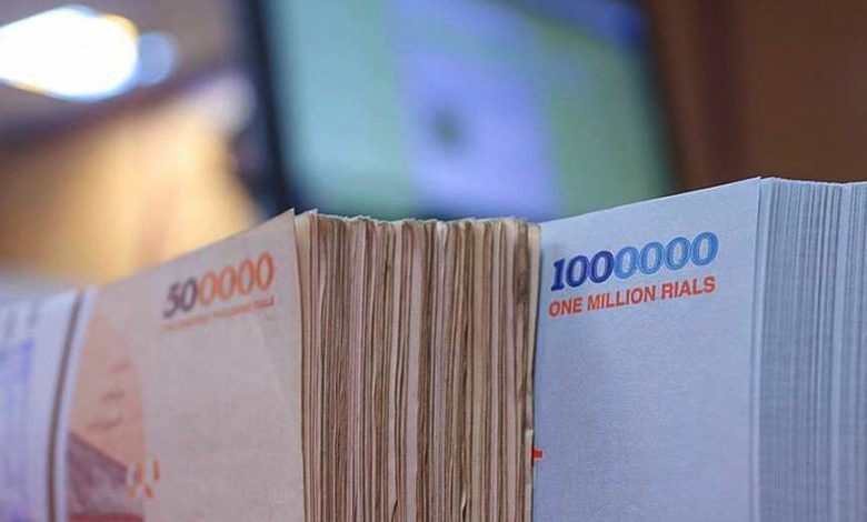 ابزارهای نوین تامین مالی؛ راهکاری برای حمایت هدفمند از تولید و مهار تورم ابزارهای نوین تامین مالی؛ راهکاری برای حمایت هدفمند از تولید و مهار تورم بانک مرکزی با استفاده از ابزارهای نوین تامین مالی، در حال اجرای سیاستی هدفمند برای تزریق منابع به بخشهای اولویتدار اقتصاد است. کد خبر : ۱۷۶۹۷۲ به گزارش خبرنگار ایبنا، روند تسهیلاتدهی شبکه بانکی در سهماهه نخست سال ۱۴۰۴ با رشد ۴۲.۸ درصدی نسبت به مدت مشابه سال قبل همراه بود که این موضوع، نقش موثری در تامین مالی اقتصاد کشور ایفا کرده است. کارشناسان و فعالان اقتصادی نیز این عملکرد را مثبت ارزیابی کرده و آن را گامی موثر در جهت حمایت از تولید، کنترل نقدینگی و مهار تورم دانستهاند. کارشناسان معتقدند این رویکرد بانک مرکزی که تامین سرمایه در گردش بخش صنعت و معدن را نیز در اولویت قرار داده، زمینهساز بهبود فضای کسبوکار و افزایش تولید است. بسیاری از فعالان اقتصادی در تحلیلهای اخیر خود در گفتوگو با خبرنگار ایبنا بر نقش اثرگذار بانک مرکزی در کنترل رشد نقدینگی و کاهش تورم تأکید کردهاند. آنها بر این باورند که بانک مرکزی توانسته با اجرای سیاستهای هدفمند مثل تعیین سقف رشد نقدینگی، عملیات بازار باز و نظارت بر ترازنامه بانکها، ضمن حفظ ثبات اقتصادی، فشار تورم را کاهش دهد و روند نزولی تورم نقطه به نقطه کالاها و خدمات را تسریع بخشد. سیاست انبساطی هدفمند و رشد ۴۲ درصدی تسهیلات بانکی امین شاکری، نایب رئیس کمیسیون اقتصاد کلان اتاق بازرگانی ایران معتقد است افزایش ۴۲.۸ درصدی حجم تسهیلات بانکی در سه ماهه اول سال ۱۴۰۴ نشاندهنده سیاست انبساطی است، اما نه به صورت گسترده و بیضابطه، بلکه تامین مالی هدفمند بخشهای مولد اقتصاد به ویژه در شرایط رکود. به گفته وی، بانک مرکزی مسیر تسهیلات را به سمت پروژههای با بازده واقعی و تولید هدایت کرده تا نقدینگی ایجادشده به سرعت به شبکه بانکی بازگردد و فشار تورمی کاهش یابد. یکی از اقدامات کلیدی بانک مرکزی، تعیین سقف برای رشد ترازنامه بانکهاست. این اقدام از خلق پول بیپشتوانه جلوگیری کرده و سلامت نظام بانکی و کارایی اقتصادی را افزایش میدهد. کنترل انتظارات تورمی و ثبات اقتصاد کلان شاکری تاکید دارد که سیاستهای محدودکننده رشد ترازنامه دو اثر مهم دارد: اول کاهش خلق پول بیرویه و تخصیص تسهیلات به طرحهای اقتصادی توجیهپذیر و دوم؛ کنترل انتظارات تورمی از طریق مدیریت شفاف نقدینگی. وی معتقد است این سیاستها موجب کاهش فشار بر نرخ ارز شده و ثبات نسبی بازار ارز را تقویت میکند، حتی در شرایط تحریم و تنشهای ژئوپلیتیکی. حمایت مجلس از ابزارهای نوین مالی جعفر قادری، رئیس کمیسیون حمایت از تولید ملی مجلس شورای اسلامی نیز بر ضرورت توسعه تامین مالی غیرتورمی به کمک ابزارهای نوین تاکید کرده و ابزارهایی مانند اوراق مرابحه ارزی، اوراق گام و برات الکترونیکی را گامهای مهمی در این مسیر میداند. وی همچنین به اصلاح قوانین مرتبط جهت استفاده از سپردههای ارزی برای کاهش موانع واردات خودرو اشاره کرد که در کمیسیون حمایت از تولید ملی در حال بررسی است و پس از تصویب، اجرای آن کلید خواهد خورد. تنوع ابزارهای تامین مالی در بانک مرکزی بانک مرکزی با تاکید بر تنوعبخشی به ابزارهای تامین مالی، استفاده از روشهای نوین را در اولویت برنامههای خود قرار داده است. اسماعیل محمدجانی، مدیر اداره تامین مالی زنجیره تولید بانک مرکزی، در تشریح جزییات عملکرد این ابزارها اعلام کرد که تاکنون نزدیک به ۹۹ هزار میلیارد تومان اوراق گام صادر شده است. این اوراق در سال ۱۴۰۳ با رشد ۶۲ درصدی روبهرو شده و هدفگذاری برای سال ۱۴۰۴، تامین مالی به میزان حدود ۲۲۰ هزار میلیارد تومان با این ابزار است. از جمله دیگر ابزارهای نوین معرفی شده، کارت رفاهی متصل به اوراق گام است که به تازگی وارد بازار شده و برای تامین مالی خانوارها و بنگاههای اقتصادی طراحی شده است. سقف اعتبار این کارت ۳۰۰ میلیون تومان بوده و کارمزد خدمات آن حداکثر به ۵.۲ درصد میرسد. تاکنون بیش از ۱۴ هزار و ۵۰۰ کارت صادر شده است. محمدجانی در مورد فکتورینگ نیز توضیح داد که این ابزار با همکاری دولت، بانکها و پیمانکاران به منظور فاکتورینگ مطالبات پیمانکاران پروژههای عمرانی فراهم شده است. برای سال ۱۴۰۴ سهمیهای معادل ۵۰ هزار میلیارد تومان برای این روش تامین مالی تعیین شده و پس از نهایی شدن سامانههای مربوطه، فرایند فکتورینگ به صورت آنلاین اجرا خواهد شد. برات الکترونیکی، که از سال ۱۴۰۱ در نظام بانکی فعال شده نیز از دیگر روشهای مورد استفاده است. این ابزار تاکنون توانسته حدود ۲ هزار و ۳۰۰ میلیارد تومان اعتبار ایجاد کند. همچنین، گواهی سپرده خاص مدتدار با مجوز قانونی، امکان تامین مالی بنگاههای اقتصادی را فراهم کرده است. تاکنون ۹ هزار میلیارد تومان از این ظرفیت به بنگاهها اختصاص یافته و پیشبینی شده در سال جاری تا ۲۵۰ هزار میلیارد تومان از طریق این ابزار تامین مالی صورت گیرد. به گفته مدیر اداره تامین مالی زنجیره تولید بانک مرکزی، توسعه و تنوعبخشی به این ابزارها نقش مهمی در تامین مالی هدفمند با حداقل فشار تورمی دارد و بانک مرکزی تلاش میکند ضمن تسهیل این فرایندها، زمینه بهرهبرداری گستردهتر از این روشهای نوین را برای فعالان اقتصادی فراهم کند. کاهش آثار تورمی با روشهای نوین پرداخت تسهیلات غلامرضا شریعتی، عضو کمیسیون عمران مجلس نیز در این خصوص اظهار کرد: اقدام بانک مرکزی در اعطای تسهیلات به واحدهای صنعتی و تولیدی با استفاده از روشهای جدید مالی همچون اوراق گام و فکتورینگ و ...، مطابق با قانون تأمین مالی واحدهای تولیدی انجام میشود. بر این اساس اقدام بانک مرکزی در اعطای تسهیلات به روشهای نوین، اقدامی پسندیده و بجاست و مجلس از این اقدام حمایت میکند. به گفته این نماینده مجلس استفاده از روشهای نوین برای پرداخت تسهیلات باعث میشود تا وامها و تسهیلات در نظر گرفته شده در محل مورد نظر هزینه شود و از آثار تورمی و مخرب آن در جامعه نیز جلوگیری شود. شریعتی خاطرنشان کرد: مجلس در قانون تأمین مالی واحدهای تولیدی استفاده از ابزارهای جدید مالی برای اعطای تسهیلات به این واحدها را پیشبینی کرده و امروز شاهد اجرای آن توسط بانک مرکزی هستیم. این اقدام میتواند ضمن کمک به واحدهای تولیدی و رشد اقتصادی کشور، باعث کاهش تورم در جامعه نیز شود. لزوم حمایت همه جانبه مسئولان از اقدامات اخیر بانک مرکزی سید عبدالکریم هاشمی نخل ابراهیمی، عضو کمیسیون برنامه، بودجه و محاسبات مجلس معتقد است: پرداخت تسهیلات به واحدهای تولیدی به روشهای تامین مالی غیرتورمی توسط بانک مرکزی اقدامی ارزشمند و قابل حمایت است که همه مسئولان باید از آن حمایت کنند. وی ادامه داد: استفاده از شیوههای جدید بانکی برای پرداخت تسهیلات و اعطای وام به واحدهای تولیدی براساس برنامه و به صورت هدفمند باعث کاهش چشمگیر تورم در جامعه میشود. در واقع اگر بخواهیم تولید پررونق و صادراتمحور داشته باشیم باید تسهیلات را با برنامه و به صورت هدفمند پرداخت کنیم و اقدام بانک مرکزی در استفاده از شیوههای نوین بانکی برای پرداخت تسهیلات گامی مهم در این مسیر است. به گفته این نماینده مجلس اگر به اقدامات کشورهای موفق در حوزه تولید بنگریم، میبینیم که آنها نیز این موضوع را سرلوحه کار خود قرار دادهاند و توانستهاند از طریق مدیریت پرداخت تسهیلات و اولویتبندی در این حوزه و استفاده از روشهای نوین تامین مالی غیرتورمی به اهداف خود یعنی رونق اقتصادی و رشد تولید دست پیدا کنند. نقش کلیدی بانک مرکزی در تعادلبخشی به اقتصاد در پایان با نگاهی به عملکرد بانک مرکزی در سال ۱۴۰۴ با رشد قابل توجه تسهیلاتدهی؛ تمرکز ویژه بر حمایت از تولید و کنترل هوشمندانه نقدینگی موفقیت آمیز بوده است. این عملکرد مطلوب، سبب شده است که بانک مرکزی نقش کلیدی در تعادلبخشی به اقتصاد کشور ایفا کند و زمینهساز رشد پایدار و ثبات اقتصادی شود. این ارزیابی ها نشان میدهد که سیاستهای پولی و اعتباری بانک مرکزی بهدرستی در راستای تحقق اهداف اقتصادی و حمایت از تولید ملی طراحی و اجرا شده است.