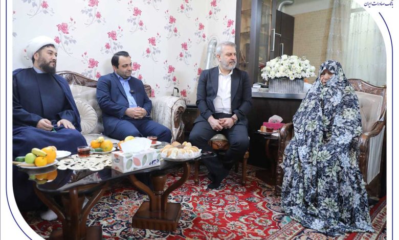 دیدار مدیرعامل بانک صادرات ایران با مادر و خانواده «شهید محمدنبی محمدی»