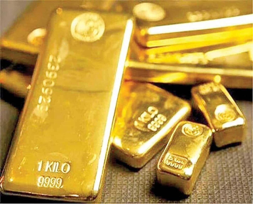 یک شمش طلای آبشده کنار چند شمش کوچک_تر
